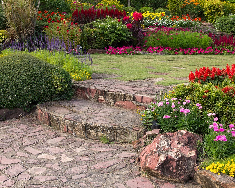 Альпийская горка своими руками на неровных участках