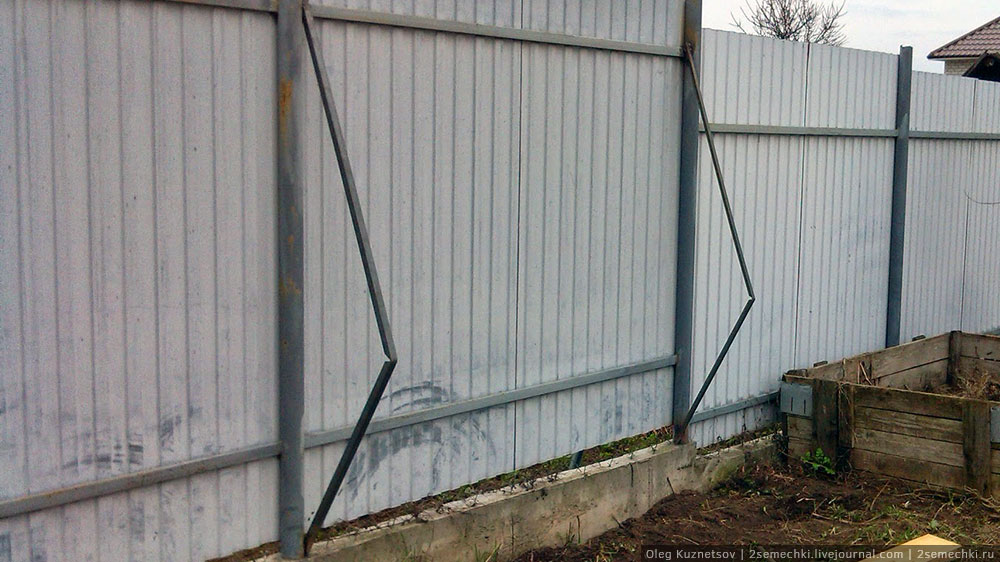 Вертикальные грядки своими руками на металлическом заборе