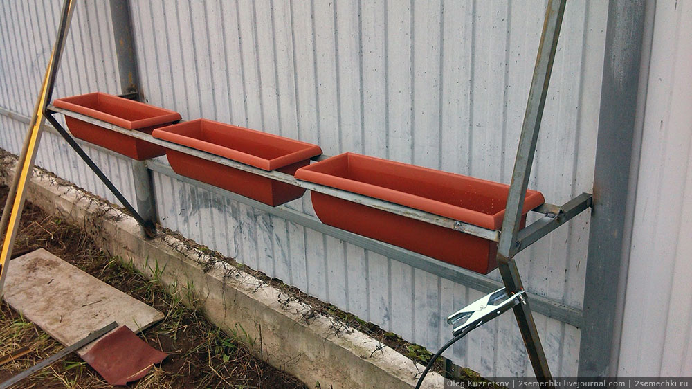 Вертикальные грядки своими руками на металлическом заборе