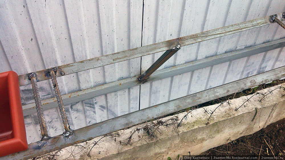 Вертикальные грядки своими руками на металлическом заборе