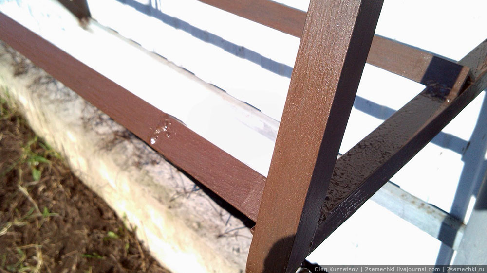 Вертикальные грядки своими руками на металлическом заборе